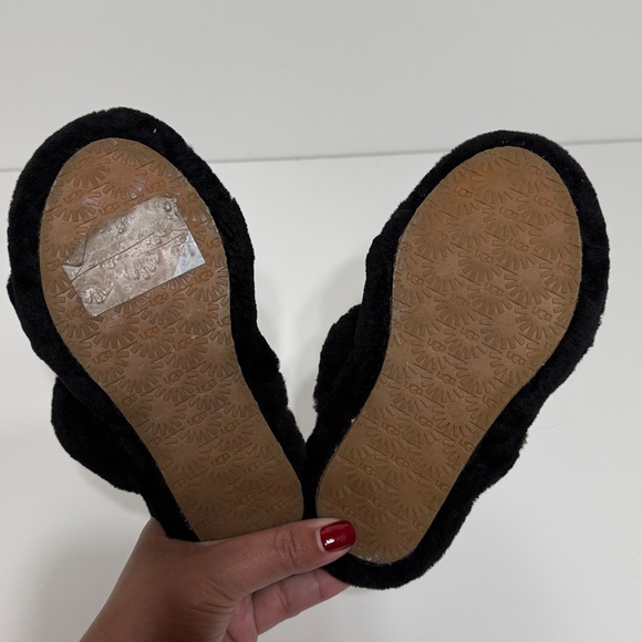 UGG “Oh Yeah” Slide Sandals in Black Sheepskin with an Elastic UGG Logo Strap - Picture 16 of 16